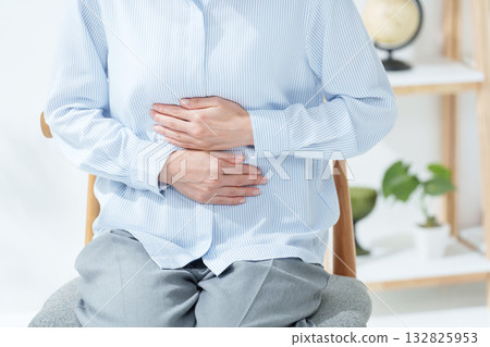 胃痛的中年女人 132825953