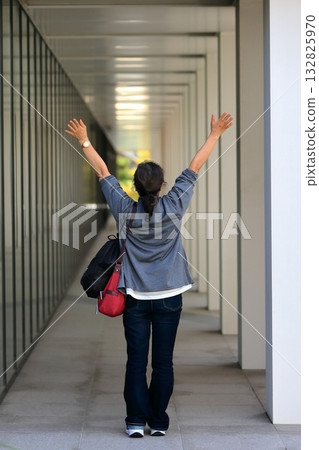 A landscape of continuous pillars 132825970