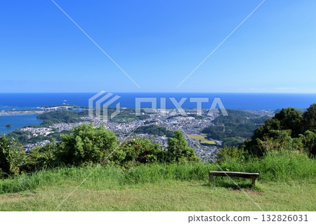View from the summit of Mount Washio on a clear autumn day (Kochi City, Kochi Prefecture) View from the summit of Mount Washio on a clear autumn day (Kochi City, Kochi Prefecture) 132826031