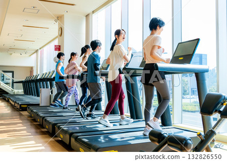 在健身房散步的男男女女 132826550