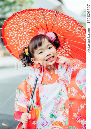 與七五三郎一起參拜神社的少女 132826797