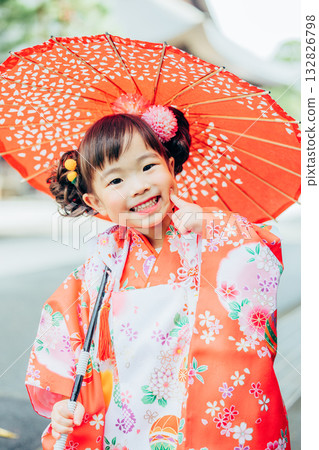 A girl who visits a shrine with Shichigosan 132826798