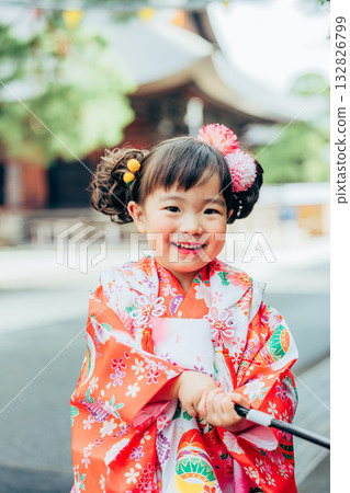 A girl who visits a shrine with Shichigosan 132826799