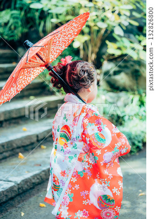 與七五三郎一起參拜神社的少女 132826800
