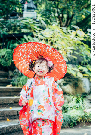 與七五三郎一起參拜神社的少女 132826801