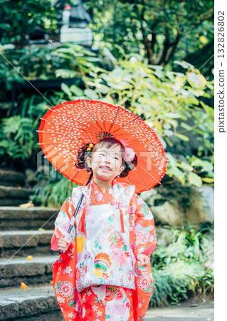 與七五三郎一起參拜神社的少女 132826802