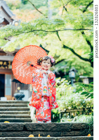 A girl who visits a shrine with Shichigosan 132826803