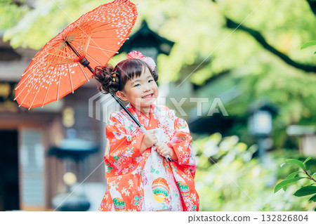 與七五三郎一起參拜神社的少女 132826804