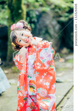 與七五三郎一起參拜神社的少女 132826806