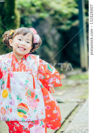 與七五三郎一起參拜神社的少女 132826807