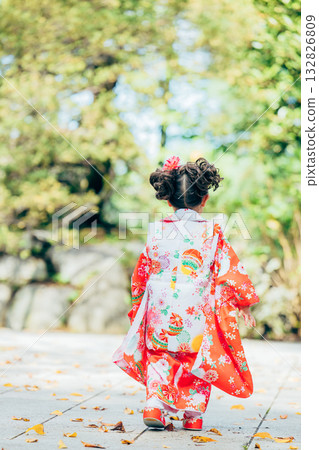 與七五三郎一起參拜神社的少女 132826809