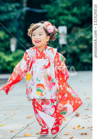 與七五三郎一起參拜神社的少女 132826810