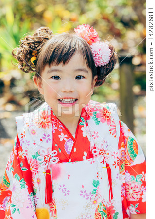 與七五三郎一起參拜神社的少女 132826811