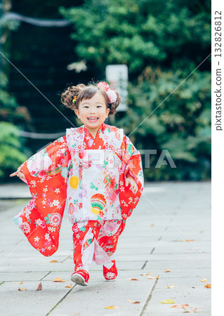 與七五三郎一起參拜神社的少女 與七五三郎一起參拜神社的少女 132826812