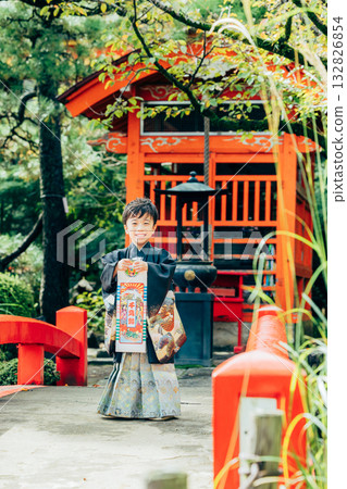 Boy holding Chitoseame 132826854