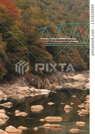 383 Series Express Wai-View Shinano running through the Kisoji Road, dyed in autumn leaves. Photo taken on November 2, 2025. 132826894