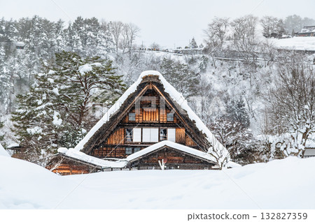 白川鄉和田家宅被雪掩埋 白川鄉和田家宅被雪掩埋 132827359