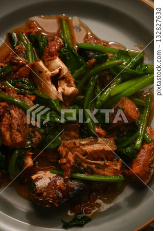 Stir-fried mackerel and spinach 132827638