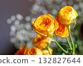 黃色噴霧玫瑰和滿天星 132827644
