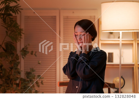 一位女士在夜間塗抹潤膚霜 132828048