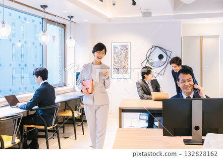 Businessman working in the office Photo cooperation: WEEK Shibadaimon (Sun Frontier Fudousan) 132828162