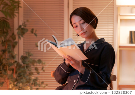 夜裡，一位女子在房間裡讀書。 132828307
