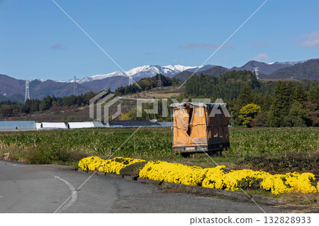 田野裡的一輛有篷馬車 132828933