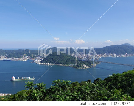 從山口縣下關市眺望的關門海峽 從山口縣下關市眺望的關門海峽 132829775