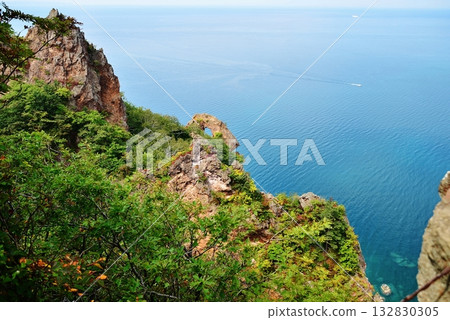 A large ship floats on the blue sea off the Shakotan Peninsula. 132830305