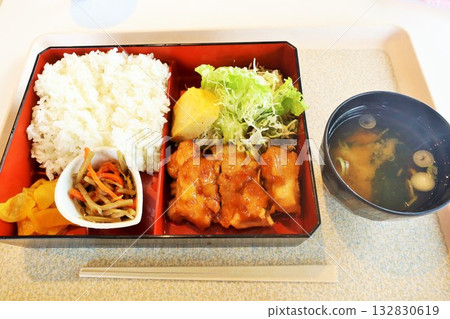 每日午餐：照燒雞肉套餐 132830619