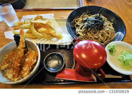 Burdock tempura soba and tempura bowl set 132830629