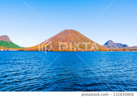 榛名山、榛名湖、榛名山富士（秋季） 132830808