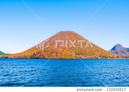 榛名山、榛名湖、榛名山富士(秋季) 榛名山、榛名湖、榛名山富士(秋季) 132830817