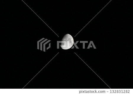 夜空中漂浮著一彎新月 夜空中漂浮著一彎新月 132831282