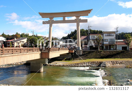 岐阜縣高山市櫻山八幡宮的鳥居和橫跨宮川的宮前橋 岐阜縣高山市櫻山八幡宮的鳥居和橫跨宮川的宮前橋 132831317