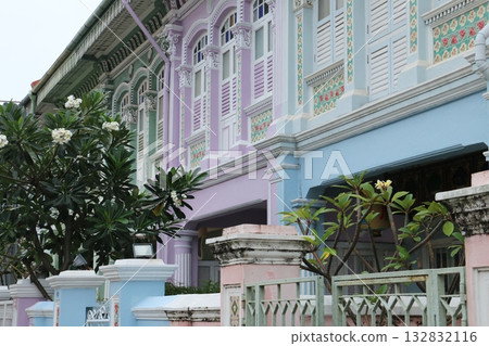 新加坡加東，一排色彩繽紛、別緻的建築 132832116