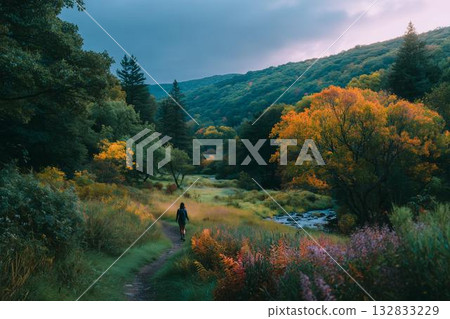 秋季在山中健行的人們 132833229