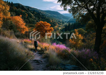 秋季在山中健行的人們 132833230