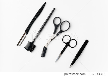 白色背景上的眉毛修飾工具套裝 132833315