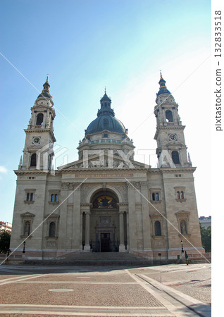 匈牙利，清晨的聖斯蒂芬大教堂。照片拍攝於2010年9月5日。 132833518