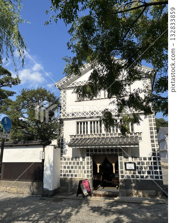 在藍天發光的倉敷美麗的區域的歷史建築 132833859