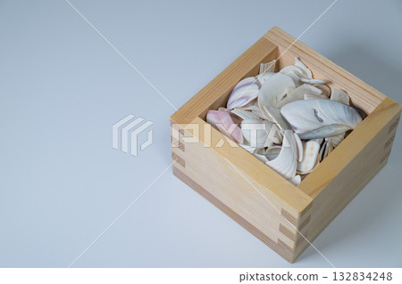 盒子裡的貝殼和白色背景 132834248