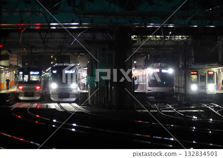 夜間，東武晴空塔線西新井站的普通列車和特快列車同時發車。 132834501