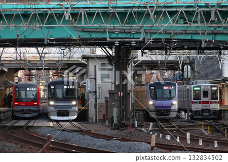 Simultaneous departure of local and local trains after connecting at Nishiarai Station on the Tobu Skytree Line Simultaneous departure of local and local trains after connecting at Nishiarai Station on the Tobu Skytree Line 132834502