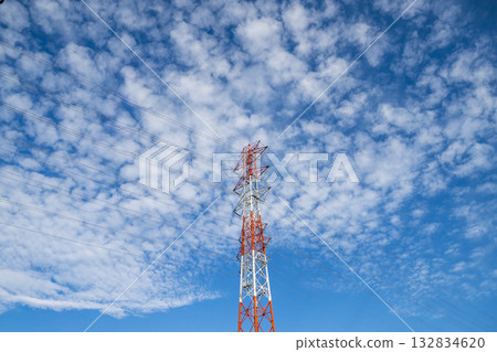藍天、白雲和高壓輸電線路塔 132834620