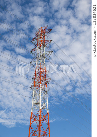 藍天、白雲和高壓輸電線路塔 132834621