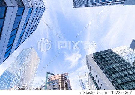 城市景觀：仰望東京，周圍環繞著高聳的建築。 132834867