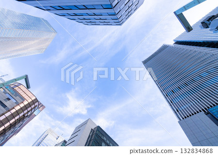 城市景觀：仰望東京，周圍環繞著高聳的建築。 132834868