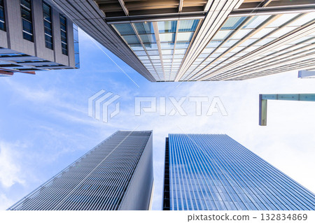 城市景觀:仰望東京,周圍環繞著高聳的建築。 城市景觀:仰望東京,周圍環繞著高聳的建築。 132834869