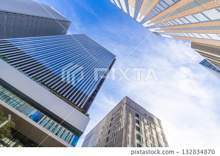 城市景觀:仰望東京,周圍環繞著高聳的建築。 城市景觀:仰望東京,周圍環繞著高聳的建築。 132834870